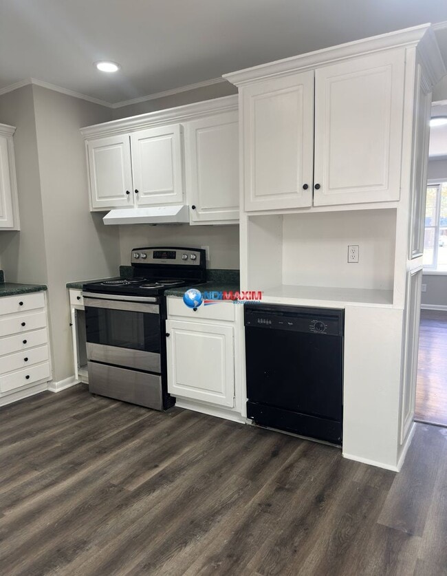 Building Photo - Renovated 4-sided brick ranch in Tucker