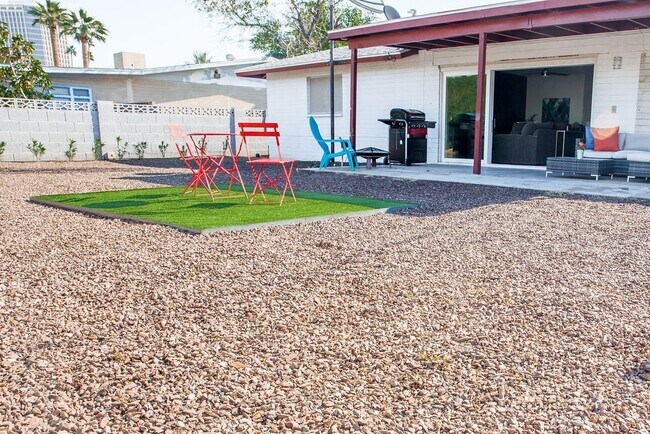Building Photo - Gorgeous Fully Furnished 3 Bd 2 Bath Vacat...
