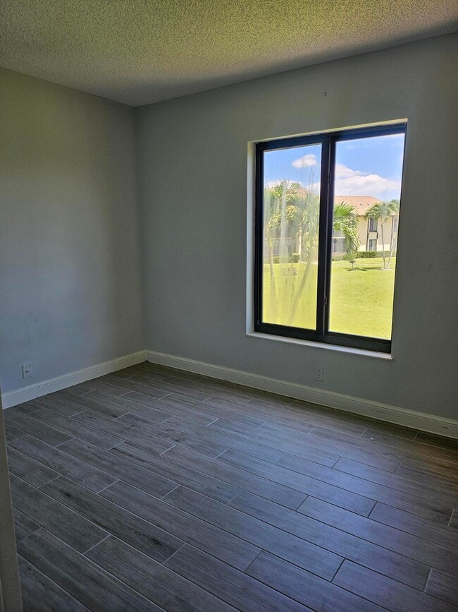 Building Photo - 811 Sky Pine Way