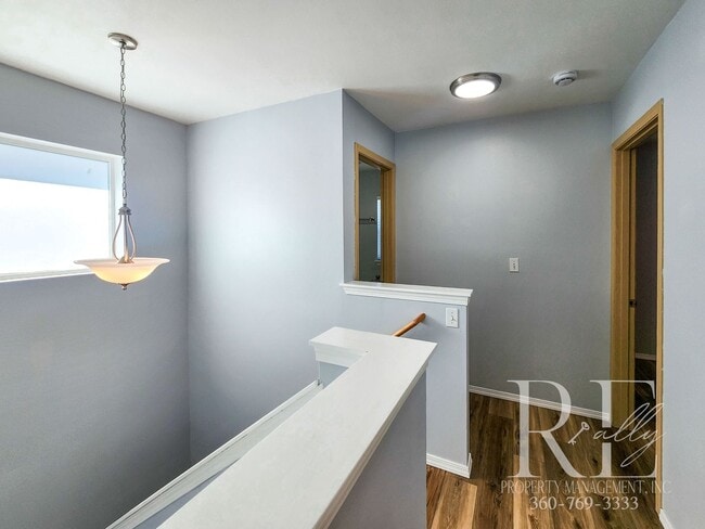 Building Photo - Inviting Poulsbo Home with Open Layout, Fe...