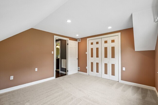 Building Photo - Adorable 4BR/3BA Cape Cod on a Generous 0....