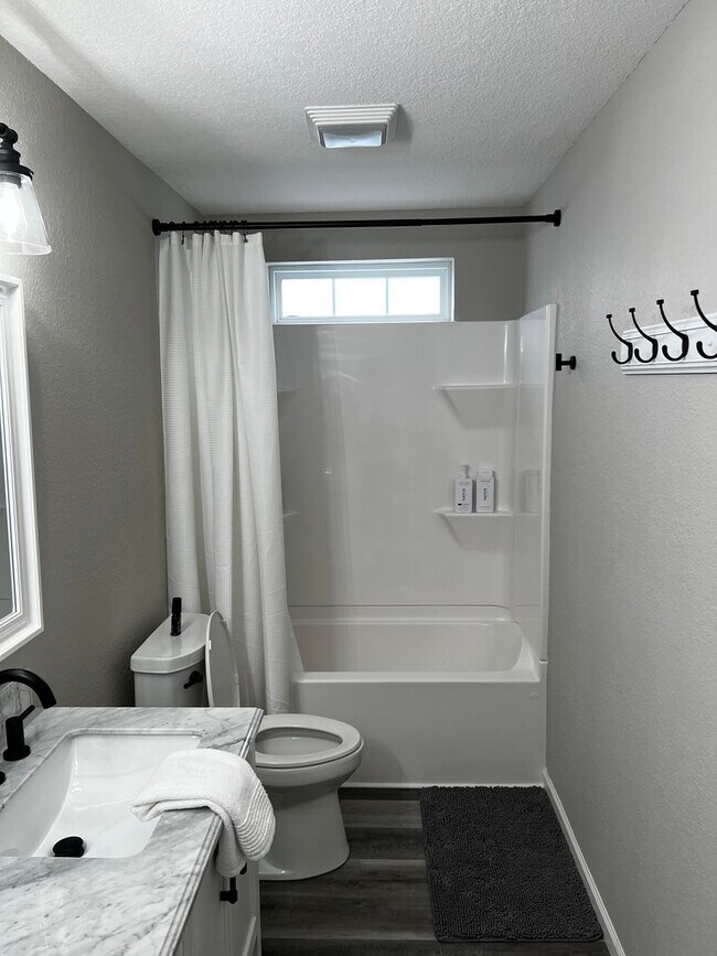 Building Photo - beautiful updated large home