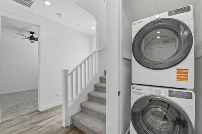 Building Photo - Like Brand New Luxurious Modern 3 Bedroom 2 Bath Townhome in Warner Meadow – Rare Rental Opportun...