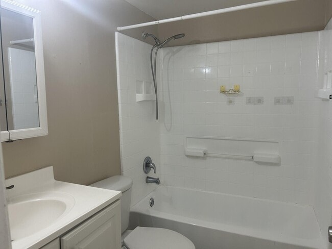 Building Photo - 1505 Crescent Cir