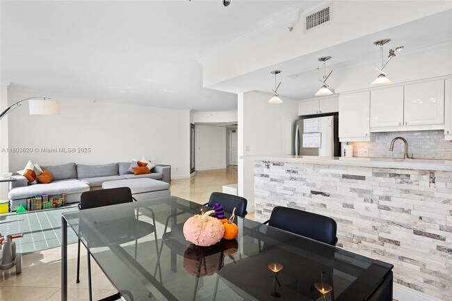 Building Photo - 4775 Collins Ave