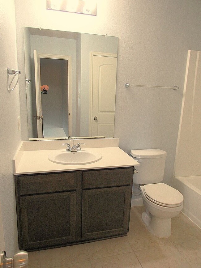Building Photo - Spacious Four Bedroom Home Conveniently Located in Carpenters Landing