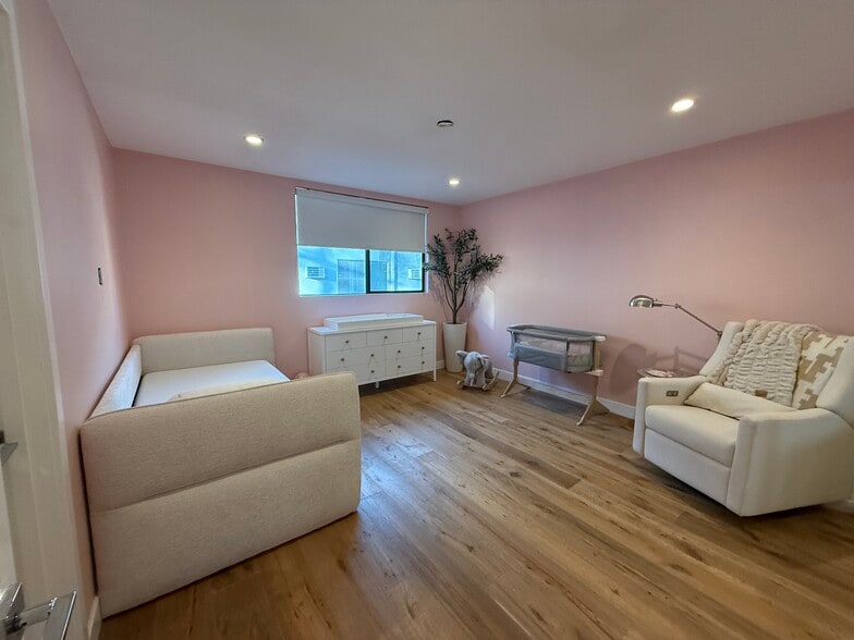 Secondary bedroom - 8611 Burton Way