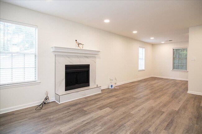 Building Photo - Newly Renovated 3bd/2ba Duplex Unit in Con...
