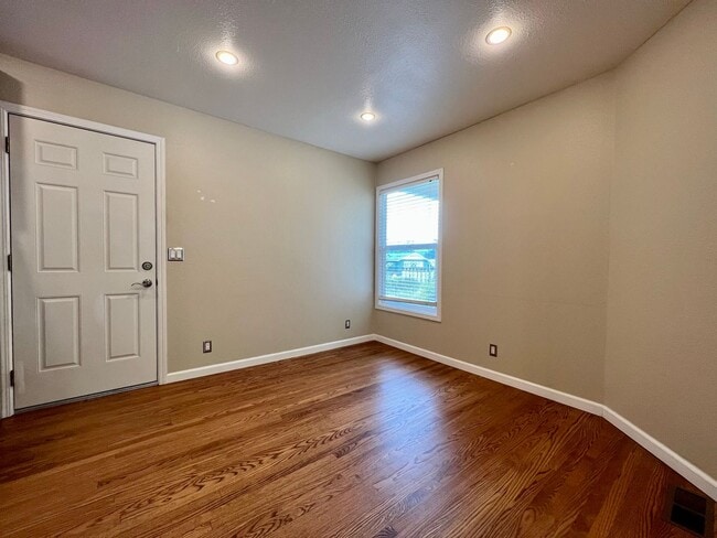 Building Photo - Spacious 4-Bed / 2-Bath Rancher near Linda Mar Beach