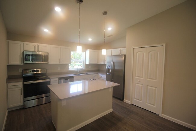 Building Photo - Beautiful 2020 3 Bed 2 Bath Palm Coast Hom...