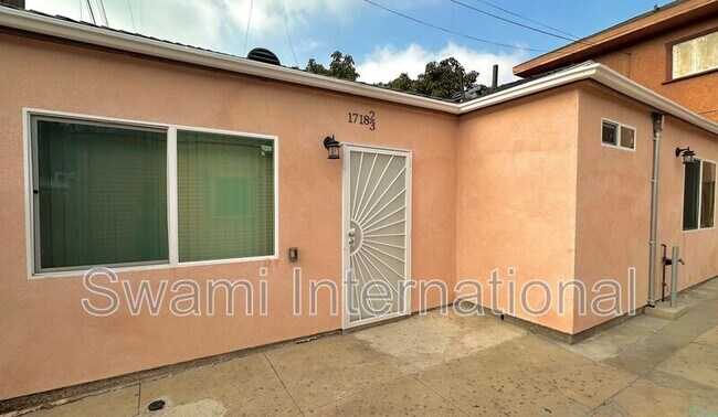 Building Photo - 1716-1718 1/2 W. 49th St.