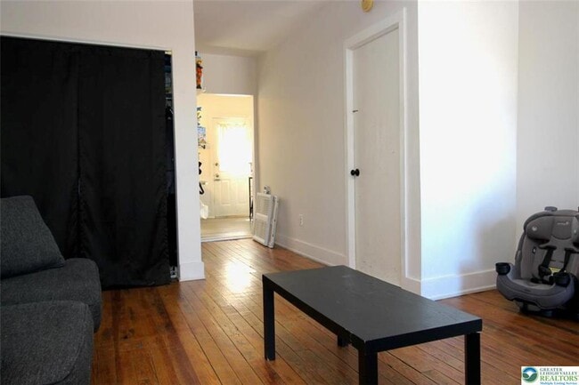 Building Photo - 822 E 8th St