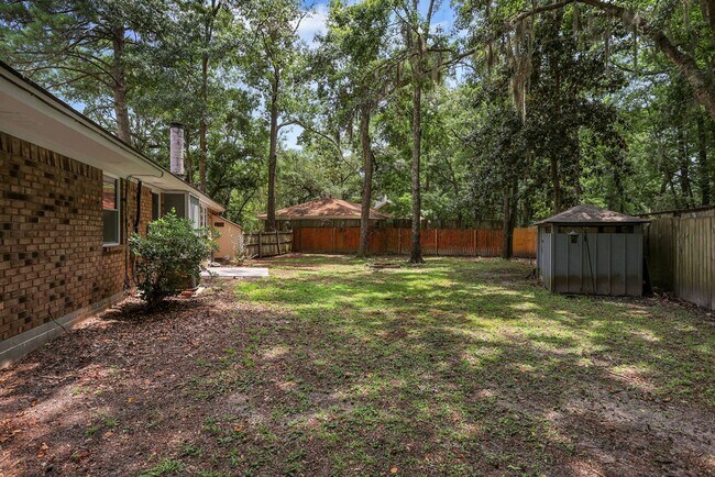 Building Photo - Adorable 3/2 on large corner lot