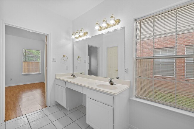 Building Photo - 2106 Hawks Rd