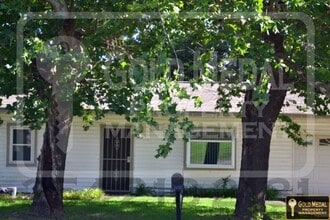 Building Photo - Your New Home Awaits At 1208 E Ave. H!