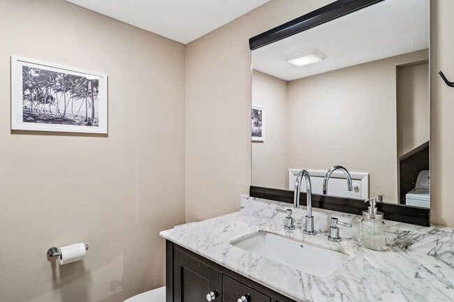 Building Photo - 825 Center St