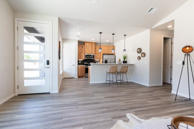 Single Story (2 bed/2 bath) - 406 38th St