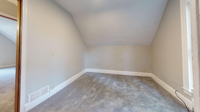 Building Photo - Madison/W.95th neighborhood : 3 bedroom/1 bath single family house available NOW.