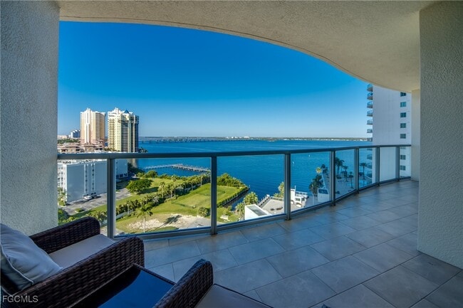 Building Photo - 3000 Oasis Grand Blvd