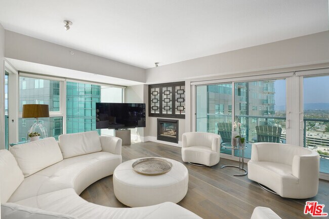 Building Photo - 13600 Marina Pointe Dr