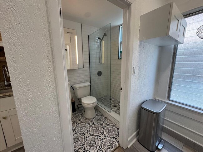 Building Photo - 142 6th Ave N