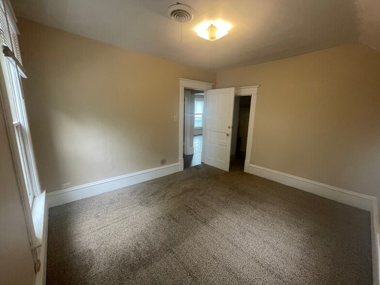 Building Photo - 196 E 9th St