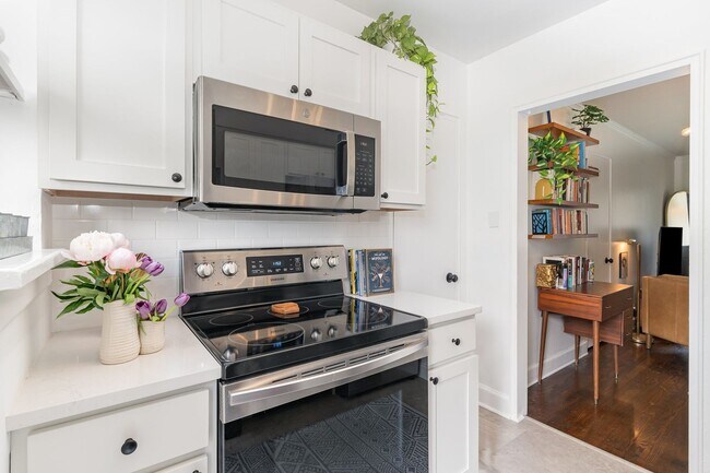 Building Photo - Charming Condo in Walkable Hillsboro Village