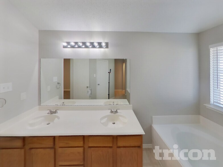 Building Photo - 7210 Compass Point Dr