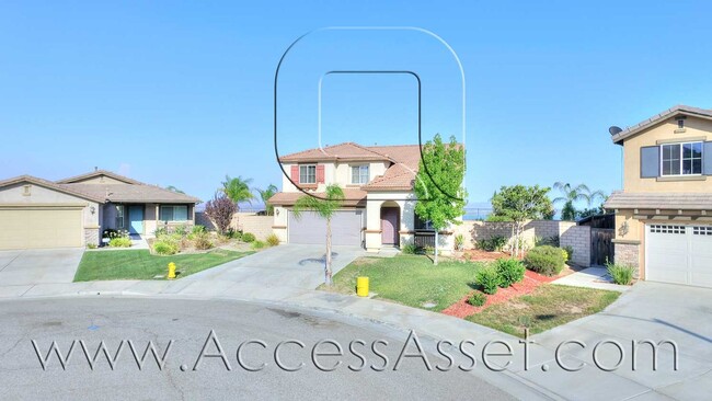 Building Photo - Large 4 Bed/3 Bath Home with an Incredible...