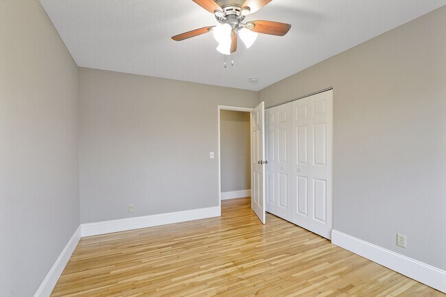 Building Photo - Large Remodeled 2 Bedroom