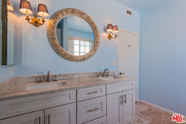 Building Photo - 458 N Oakhurst Dr