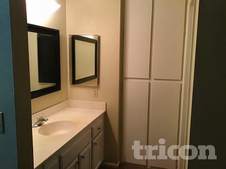 Building Photo - 2020 Burnside Dr