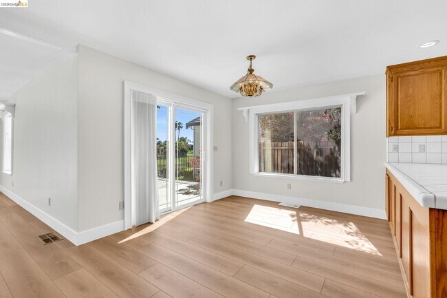 Building Photo - 5650 Edgeview Dr