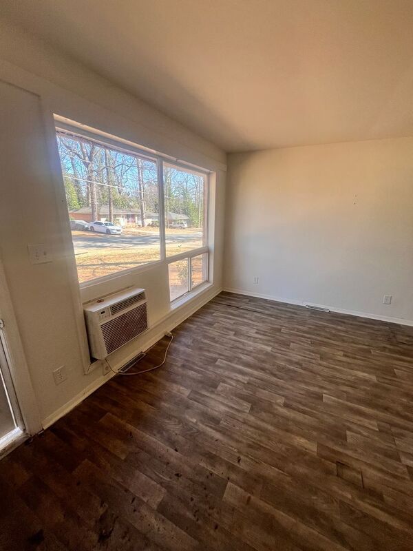 Building Photo - 532 Camrose Dr