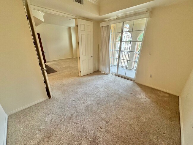 Building Photo - LIMITED TIME ONLY-MOVE IN SPECIAL OFFER WITH THIS AMAZING ONE BEDROOM CONDO CENTRALLY LOCATED IN ...