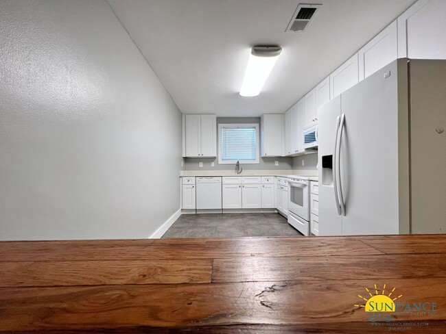 Building Photo - Nice Spacious updated 4 Bedroom home in El...