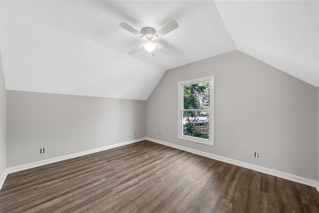 Building Photo - 4 Bedroom Pet Friendly Home For Rent!