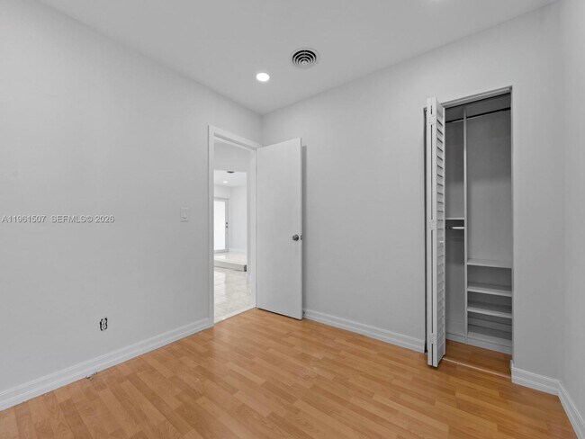 Building Photo - 104 E 58th St