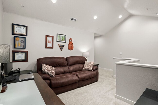 Building Photo - 2-bedroom/2.5-bathroom Townhouse, in the heart of Arbor Villebois