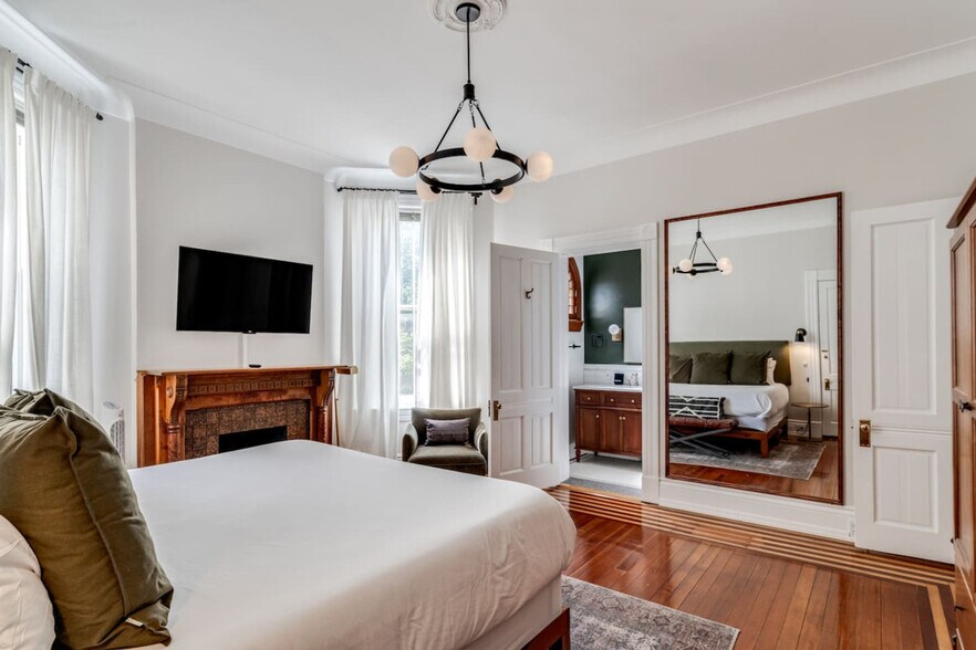 Building Photo - 353 Thrall St