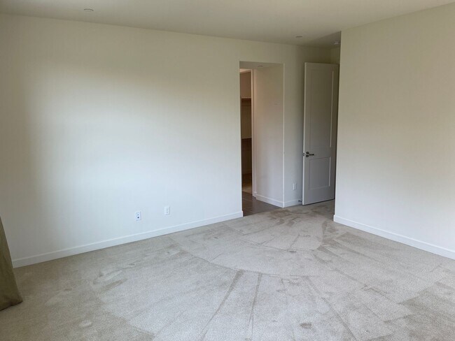 Building Photo - Large 5 Bed / 3 Bath Standalone unit in Lo...