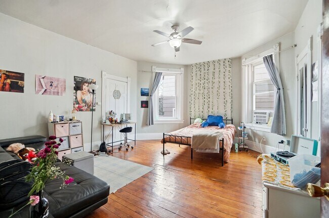 Building Photo - 7 bed/2 bath on Rohs St., Mins. from UC for Only $600/pp ($4,200/mo)! $250 SIGN ON BONUS FOR LTO!!!