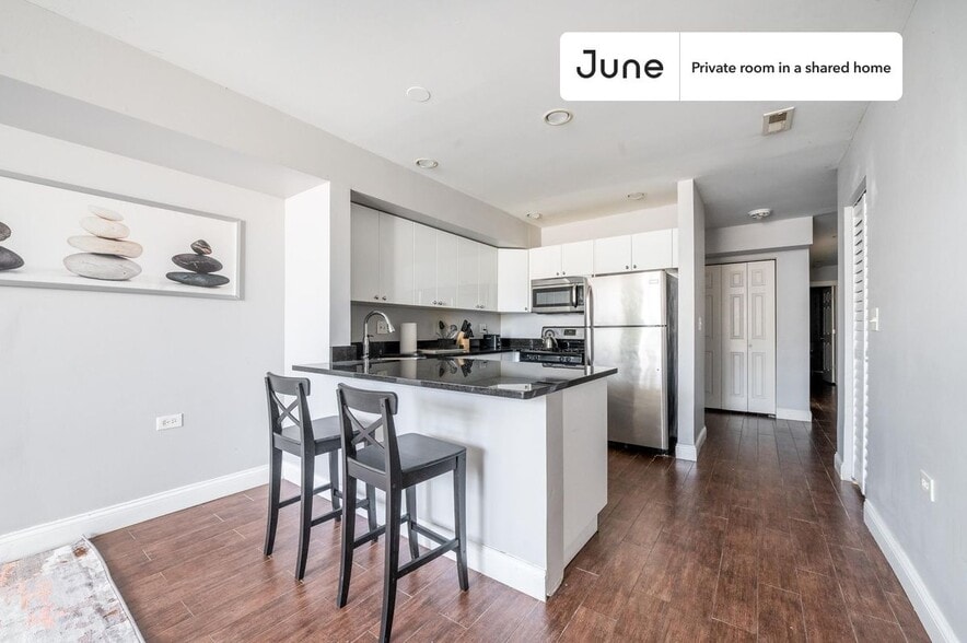 Building Photo - Room in Shared 3 bed/2 bath home in Near West Side