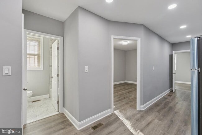 Building Photo - 405 34th St SE