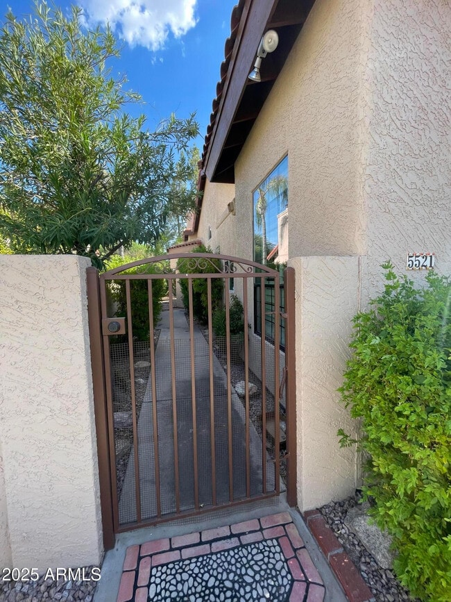 Building Photo - 5521 E Paradise Dr