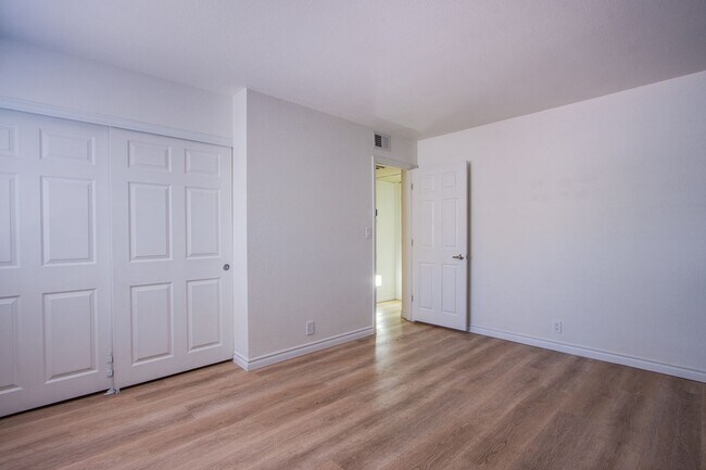 Building Photo - Gorgeous 1Bed/1Bath Condo located in The B...