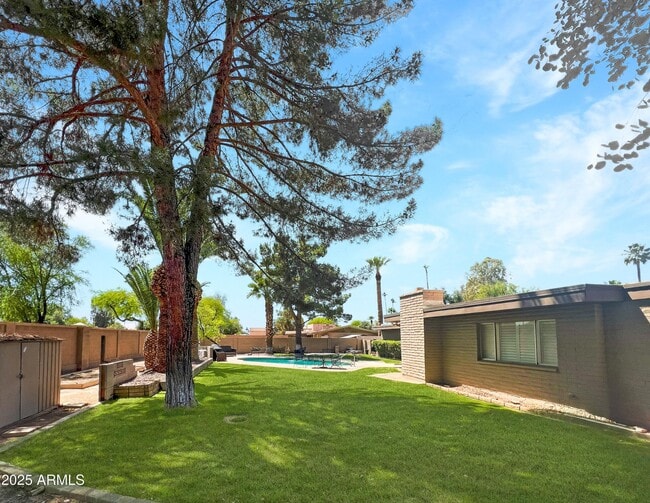 Building Photo - 481 W Half Moon Way