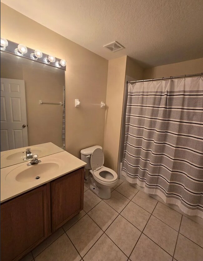 Building Photo - Lakefront Townhome in MetroWest