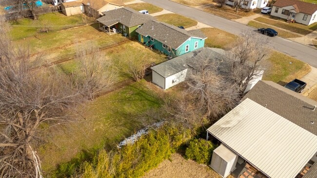 Building Photo - 1621 Thompson Dr