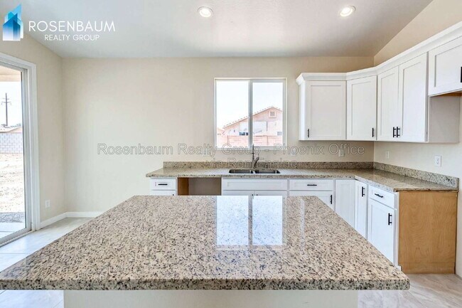 Building Photo - 10919 W Carmelita Cir